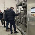 ຍິນດີຕ້ອນຮັບລູກຄ້າຕ່າງປະເທດຢ່າງອົບອຸ່ນໄປຢ້ຽມຢາມບໍລິສັດຂອງພວກເຮົາເພື່ອກວດກາອຸປະກອນ baling ທີສອງ